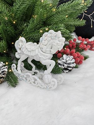 Елочная игрушка Лошадка на санях  белый 9х10 см Лошадка на санях White Елочная игрушка Лошадка на санях  белый 9х10 см Лошадка на санях White