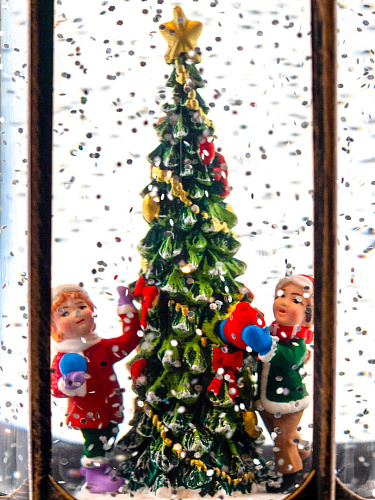 													Новогодний фонарик музыкальный Дети наряжают елочку 30 см Р-5161-С фото 5