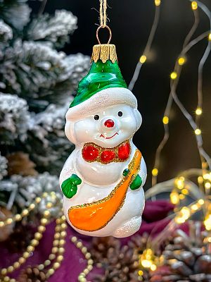 Елочная игрушка Снеговик в зел. шапке белый 9 см, стекло Елочные Сказки // Снеговик в зел. шапке W