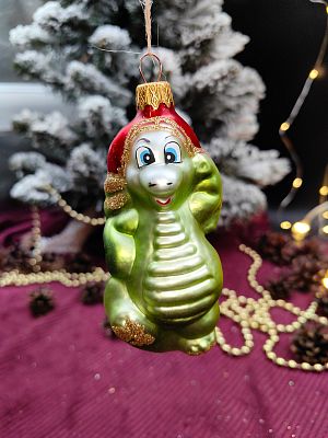 Елочная игрушка Дракон с красной шапкой зеленый 11 см, стекло  // дракон с красной шапкой