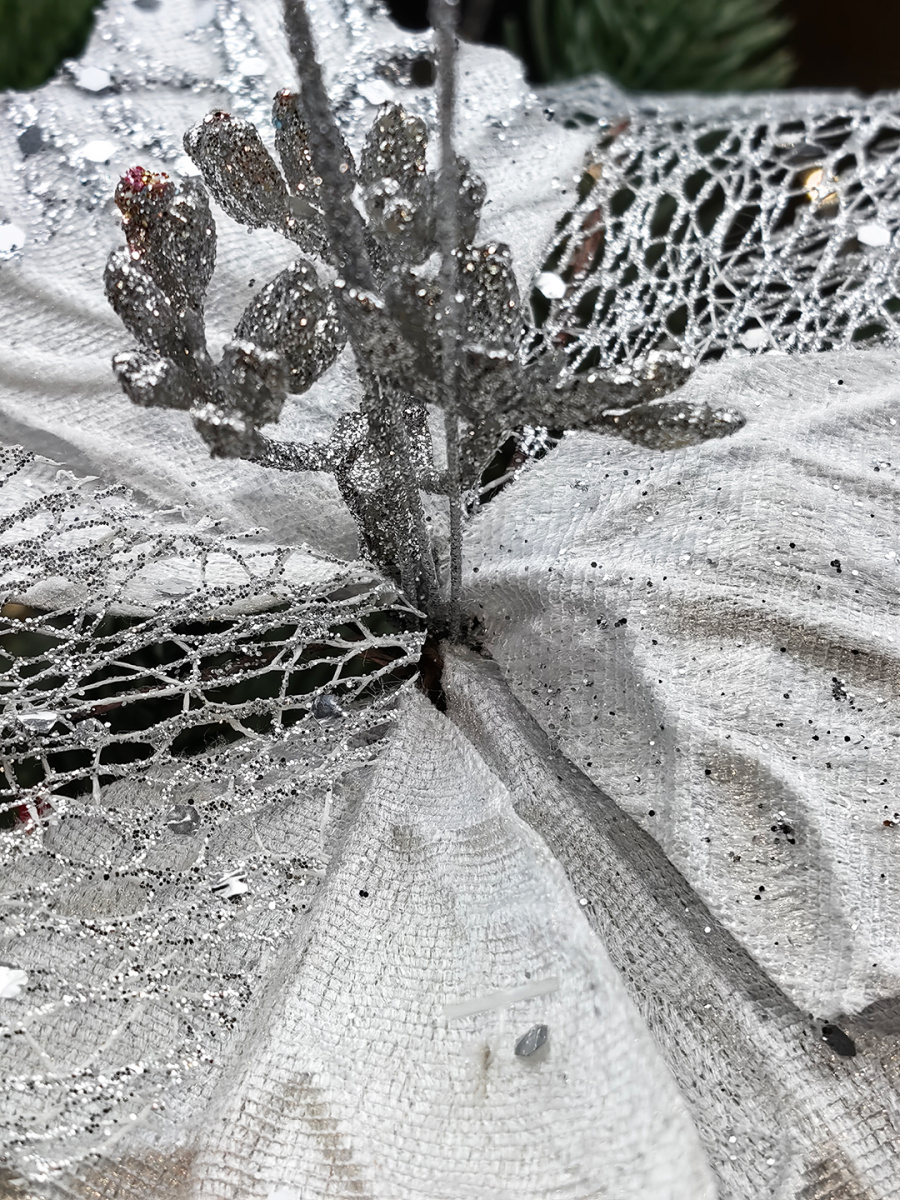 Цветок белый/серебристый d 24 см Р-7553 фото 2 Цветок белый/серебристый d 24 см Р-7553 фото 2