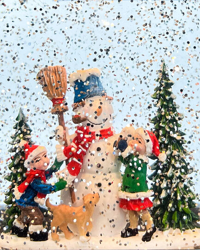 													Новогодний фонарик музыкальный Домик Снеговик и дети 24 см Р-5039-3 фото 3